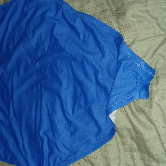 One piece - Picture 3 of 5